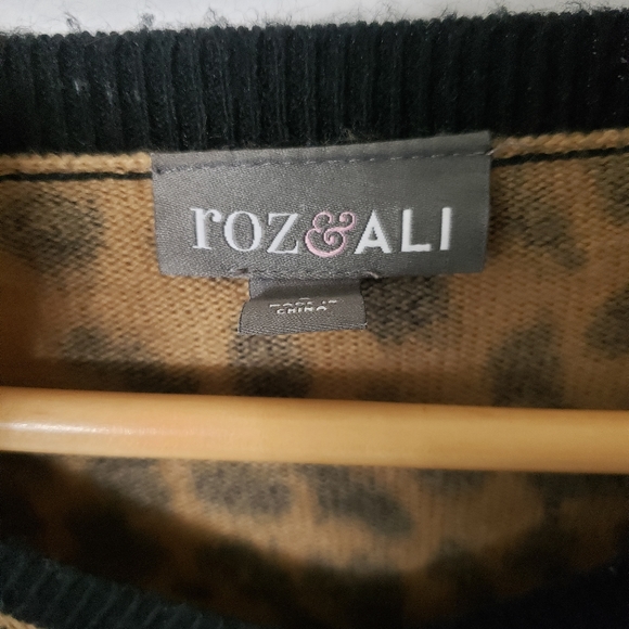 Roz & Ali Leopard Print Sweater Dress - Picture 14 of 15